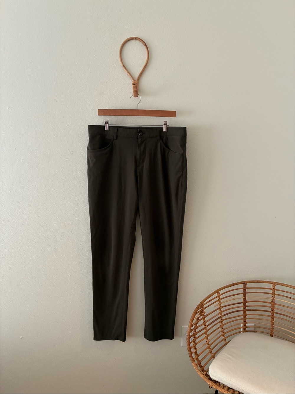 Vuori Meta Trouser Classic Fit in Dark Olive Green